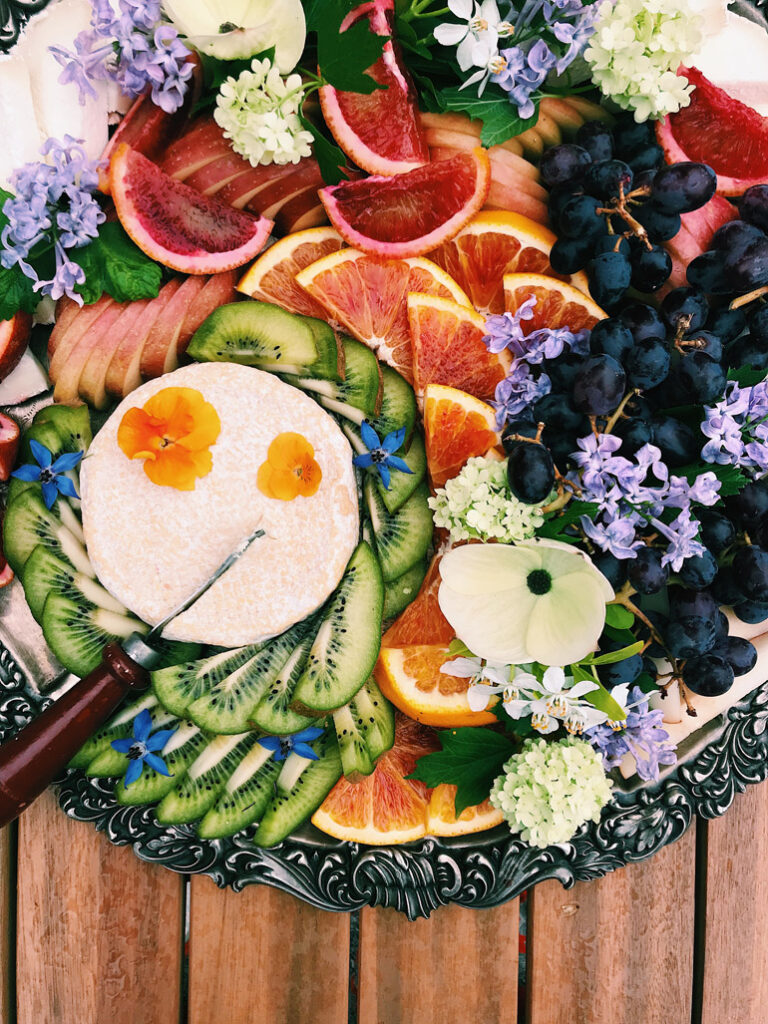 domowe guacamole z awokado i ziołami guacamole z awokado limonką cebulą i kolendrą w glinianej miseczce