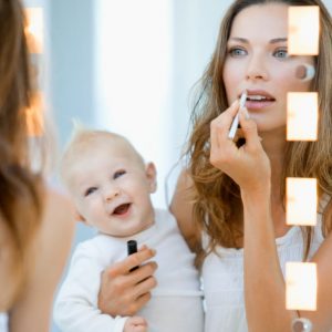 makijaż z dzieckiem dla mamy, macierzyństwo