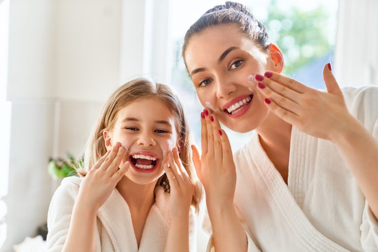 Skóra wrażliwa u dorosłych i dzieci – jakie kosmetyki będą dla niej odpowiednie?