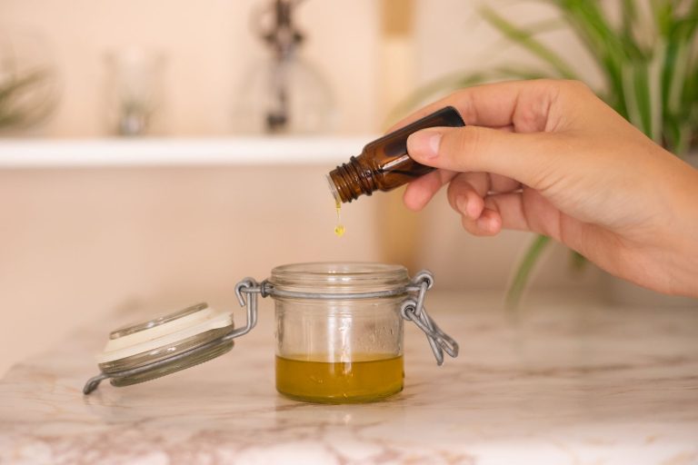 5 naturalnych olejków, które warto dodać do maseczki na twarz